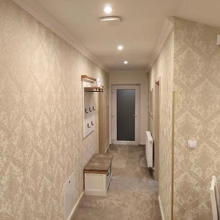 Appartement Apartmanyhurbanova3 *